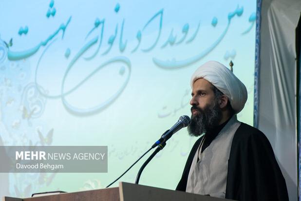 زن با حفظ زنانگی خودش در اجتماع باید کنشگر باشد
