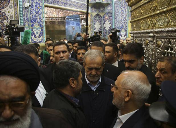 رئیس جمهور به زیارت حرم بانوی کرامت مشرف شد