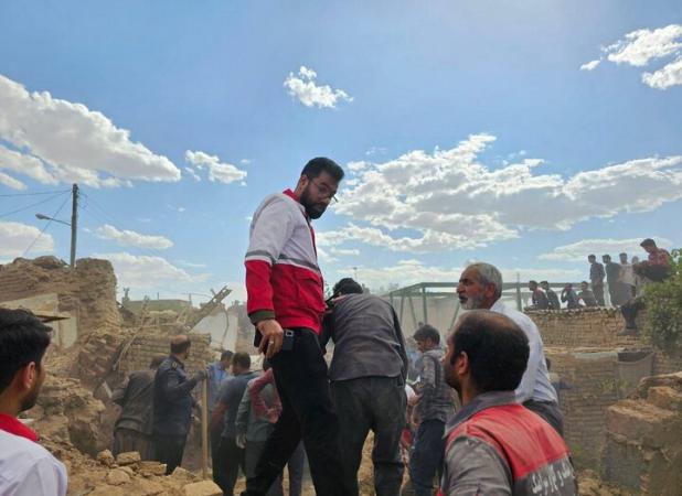 امدادرسانی و آواربرداری توسط جمعیت هلال احمر ادامه دارد