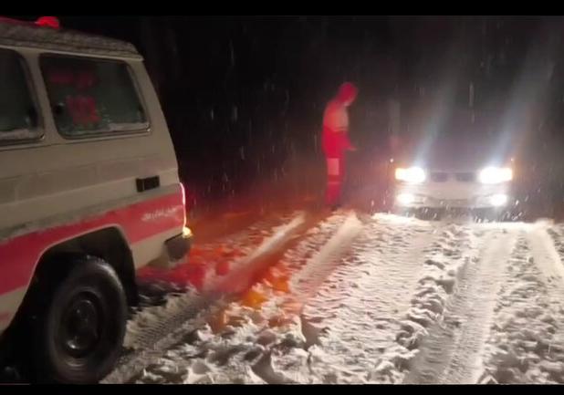 بارش شدید برف در گردنه سخوید چندین خودرو را گرفتار کرد