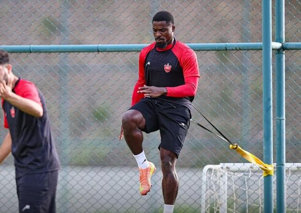 سرمربی پرسپولیس مدافع سرشناس را تایید کرد