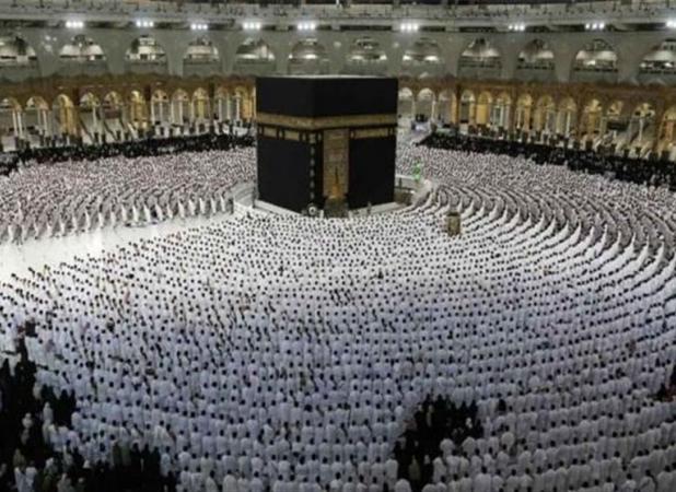 مرد سیاه‌پوست یواشکی پرسید: «هو ایز حسین؟»