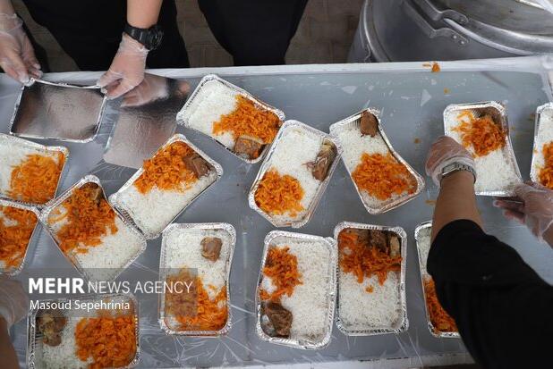 همدلی در کوچه‌های علوی؛ پخت ۶۰ هزار پرس غذا در شهرستان دیر