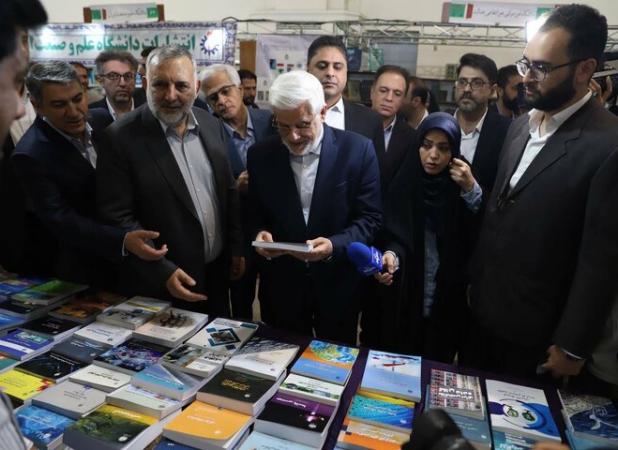 عارف: کتاب کاغذی همواره اولویت خود را نسبت به فضای مجازی حفظ کرده است