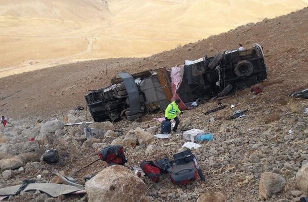 واژگونی اتوبوس تهران–یاسوج در گردنه «ایلان‌دره»؛تعدادمصدومان ۱۵ نفرشد