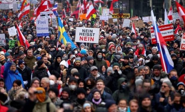 تظاهرات گسترده علیه محدودیت‌های کرونایی در اتریش