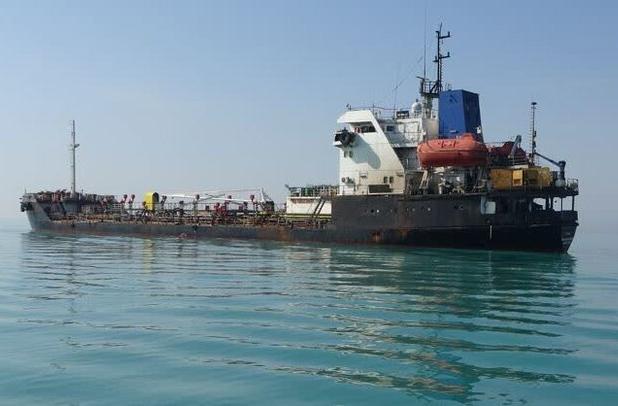 توقیف دو فروند شناور حامل سوخت قاچاق در آب‌های خلیج فارس