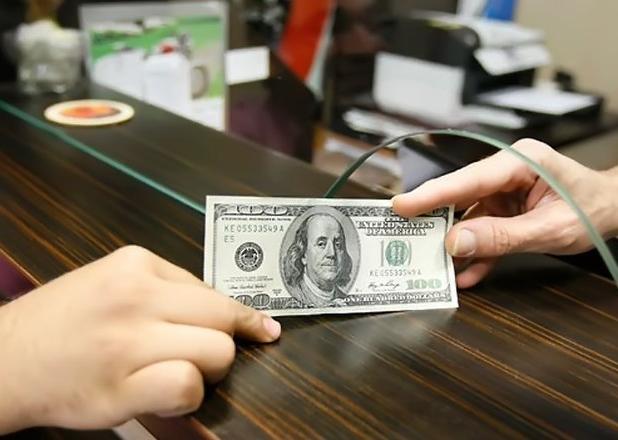 نمای بازار ارز تجاری؛ دلار ارزان شد یورو کمی گران