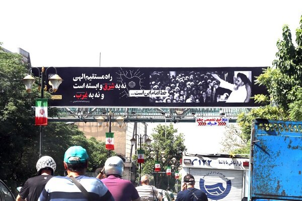 اکران شهری «خط امام این است» در معابر پایتخت