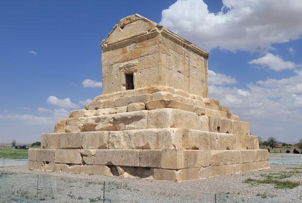 میراث هخامنشی، میزبان جشن شب چله می‌شود