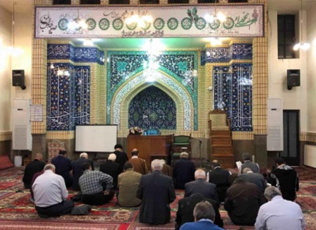 بنر متفاوتی که در داخل یک مسجد نصب شد