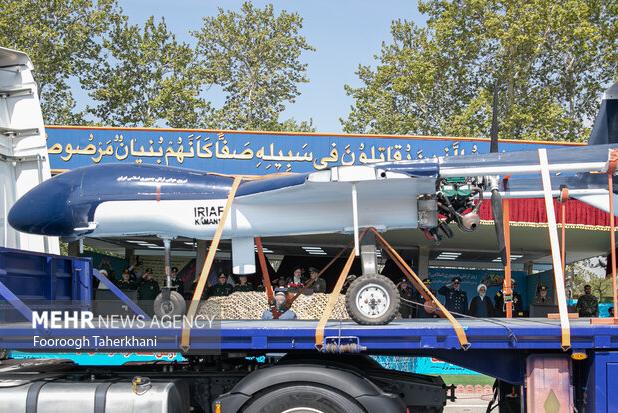 پهپاد کمان ۱۲ و کمان ۲۲ به نمایش درآمد