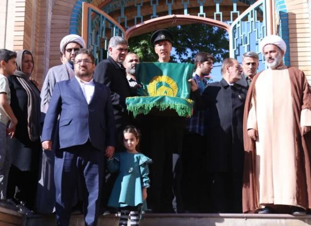 استقبال سنندجی‌ها از بیرق رضوی در مقبره هاجره خاتون سنندج
