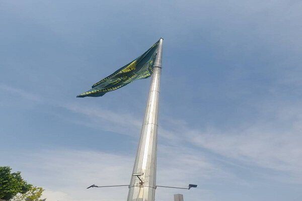 اهتزاز ده‌ها اَبَـر پرچم مزین به نام امام هشتم در آسمان شهر تهران