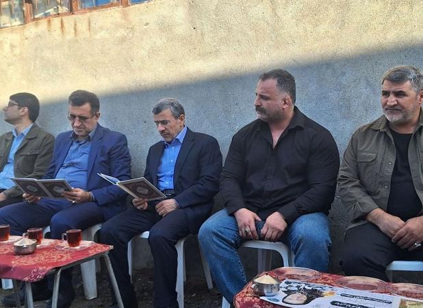 ژست‌های خاص احمدی‌نژاد در مراسم ختم خواهر مشایی