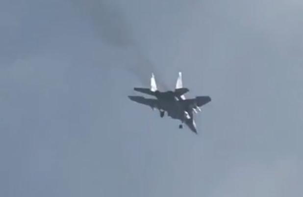 تصویر واضح از پرواز یک جنگنده در آسمان تهران