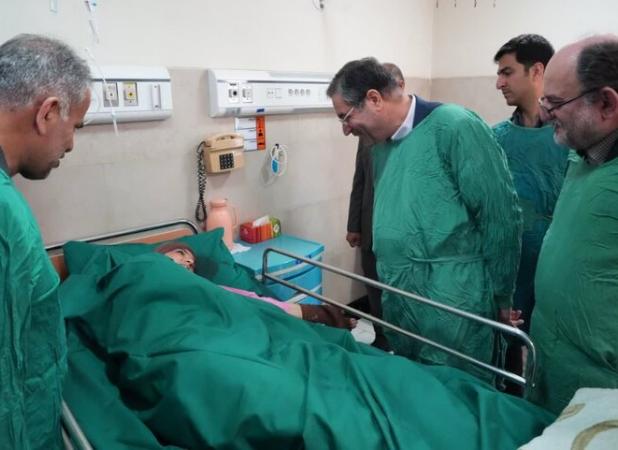 عیادت استاندار آذربایجان‌غربی از دانش آموزان حادثه دیده ارومیه