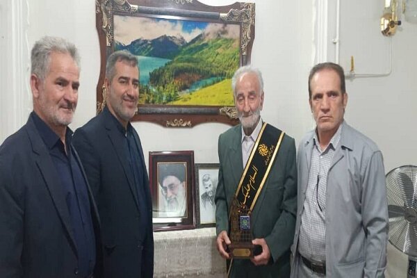 «حاج کرم رضا ارزانی پور» پیر غلام خرم‌آبادی تکریم شد