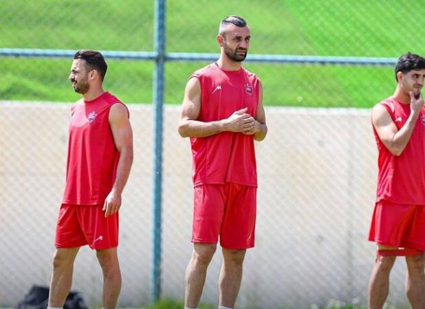 اهرم فشار غیرمعمول مهاجم پرسپولیس با استفاده از بند جنجالی