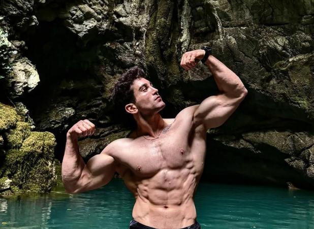 بدن‌نمایی و فیگور قهرمان سنگنوردی ایران