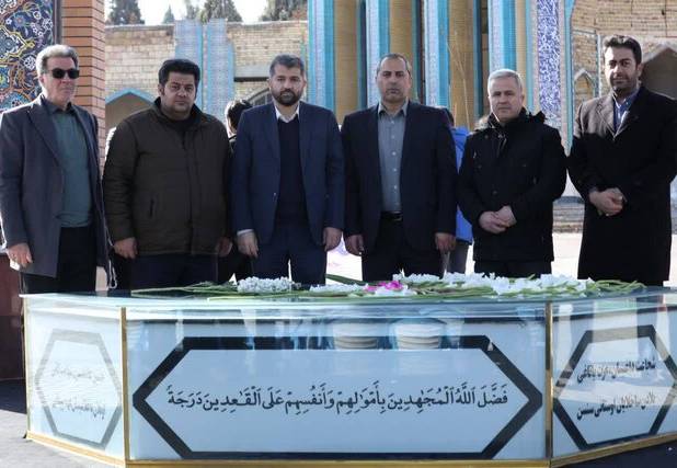 میهمانی لاله‌ها؛ تجدید میثاق مردم بیجار با آرمان‌های شهدا در گلزار مطهر شهدا