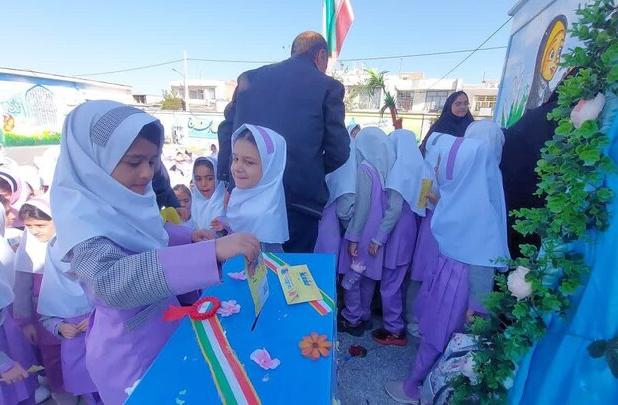 زنگ عاطفه‌ها در ۱۲۰۰ مدرسه استان سمنان به صدا درآمد