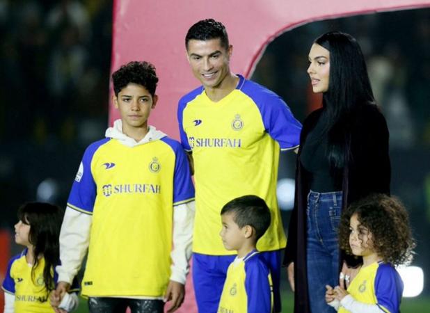 این نامه تلخ را از طرف مردم ایران به پسر رونالدو برسانید