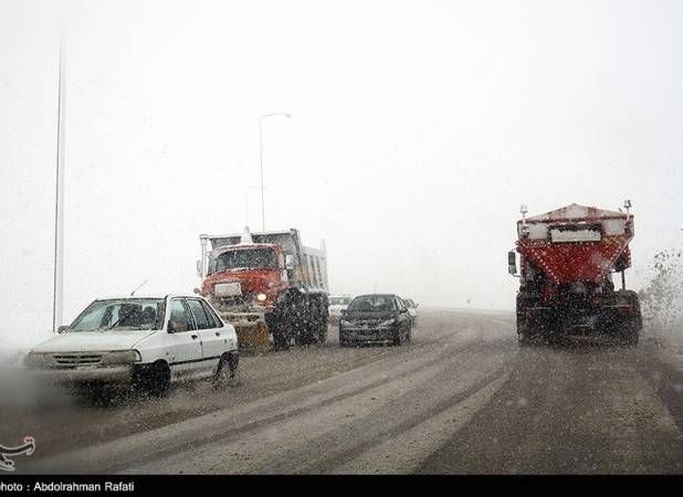 وضعیت راههای کشور؛ بارش برف و باران در جاده‌های ۲۴ استان