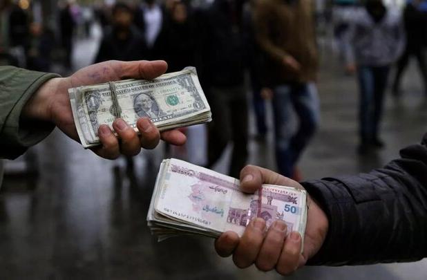 روند کاهشی قیمت دلار آغاز شد/ در بازار ارز سرمایه گذاری نکنید