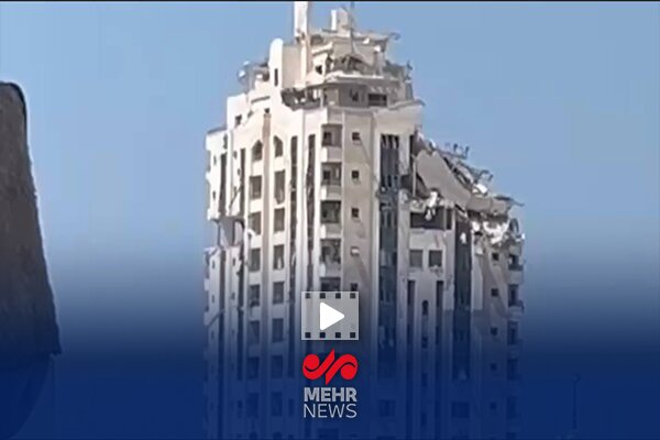 لحظه بمباران و فرو ریختن برج مسکونی "مشتهی" در شهر غزه