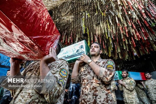 اجتماع مردم اصفهان برای تشییع ۱۲ شهید گمنام