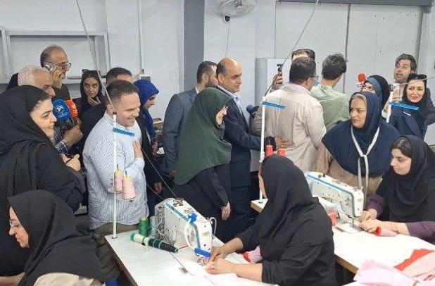 سخنگوی دولت از یک کارگاه تولیدی پوشاک در انزلی بازدید کرد
