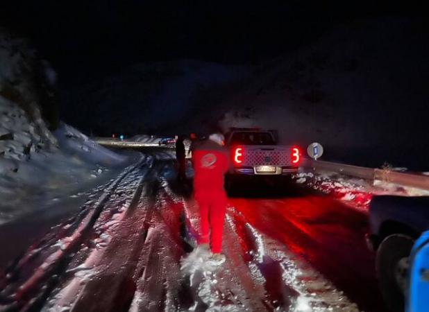 رهایی ۱۴۰ نفر گرفتار در برف و کولاک محور کوهسرخ