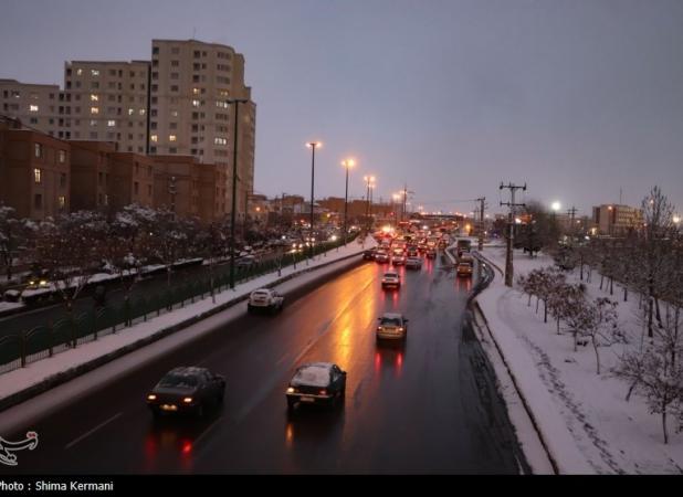 بارش برف و باران ترافیک صبحگاهی تهران را سنگین‌تر کرد