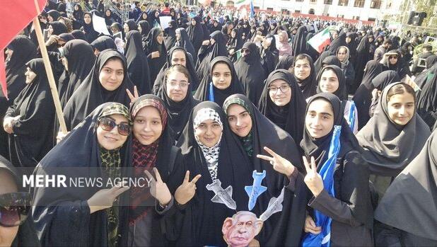 دانش آموزان رشتی با مهر از چرایی حضور خود در راهپیمایی می گویند