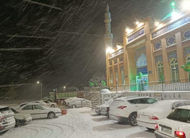 اسکان ۱۲۰ مسافر گرفتار برف در بقعه امام زاده سید محمد علوی مشهد