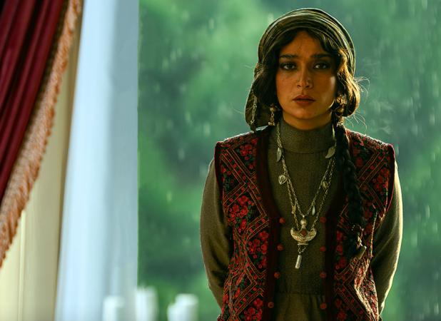 ژست سیمین سریال شکارگاه در کنار رفیق بازیگرش