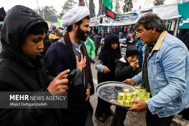 شور خدمت در کرمان؛ مواکب مردمی آماده پذیرایی از زائران حاج قاسم