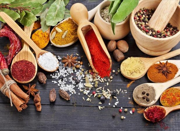 زمان طلایی اضافه کردن‌ ادویه به غذا چه موقع است؟