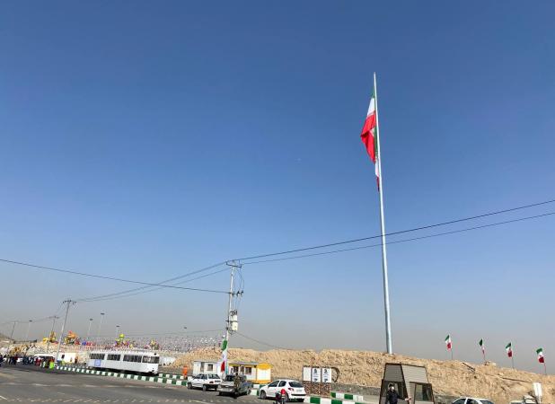 اهتزاز بزرگترین پرچم ایران شرق کشور در کوه پارک مشهد