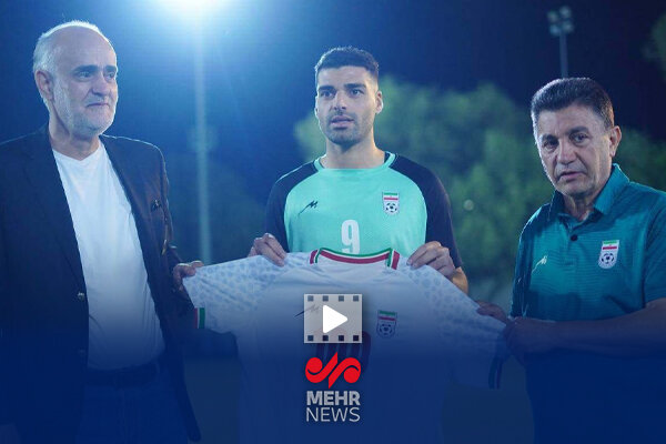 اهدای پیراهن صد به مناسبت ۱۰۰ تایی شدن طارمی