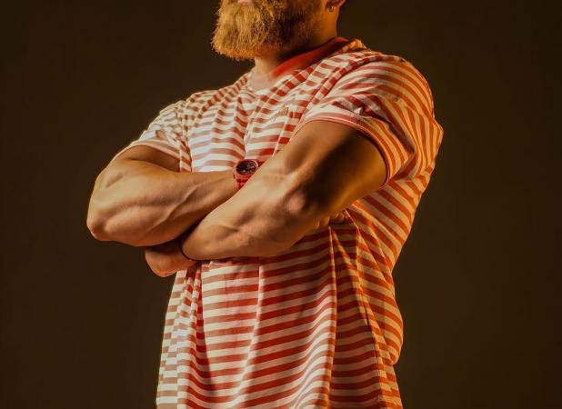 معین زد بدن عضلانی خود را به رخ کشید