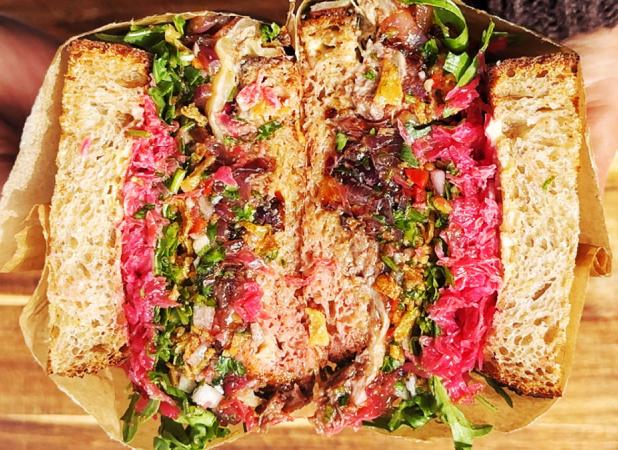 ساندویچ ژیگو، راز گوشتِ آبدار و نان برشته در هر لقمه!