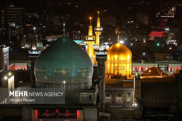 استقبال گرم خادمان حرم رضوی از زائران امام رضا(ع)