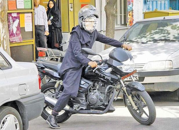نشستن خانم‌ها روی زین موتور اشکال ندارد اما...