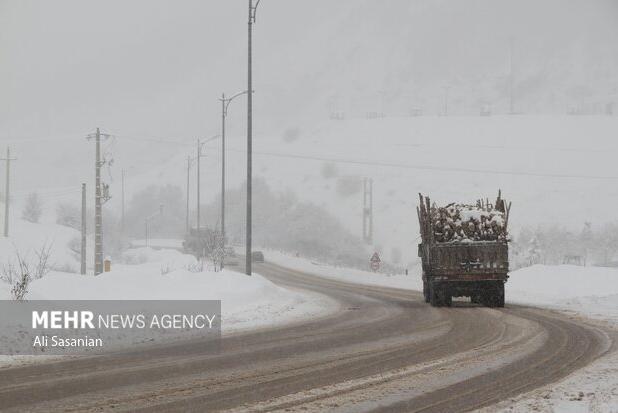 بارش شدید برف در ۶ محور گیلان؛ تردد در جریان است