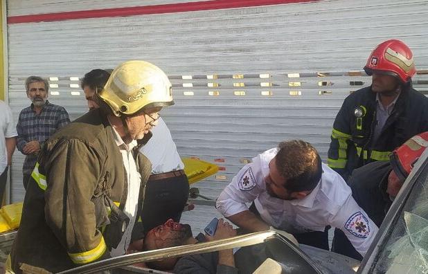 مومنی: برخورد شدید پراید با تیر برق در رشت؛ راننده نجات یافت