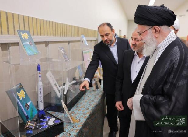 بازدید رهبر انقلاب از نمایشگاه «همه با هم برای ایران برای مدرسه»