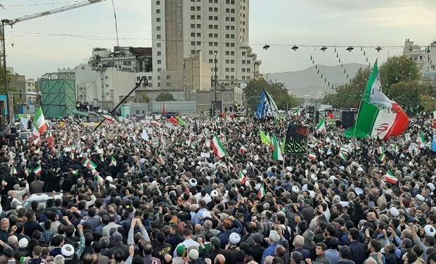 تشییع پیکر شهیدان حادثه شاهچراغ در مشهد/ شهدای حرم بر دستان مردم به پابوس حضرت رضا(ع) رفتند