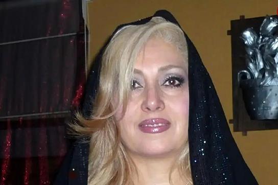 «جهانگیر فروهر» در حال صحبت با دخترش «لیلا فروهر» در دهه ۴۰